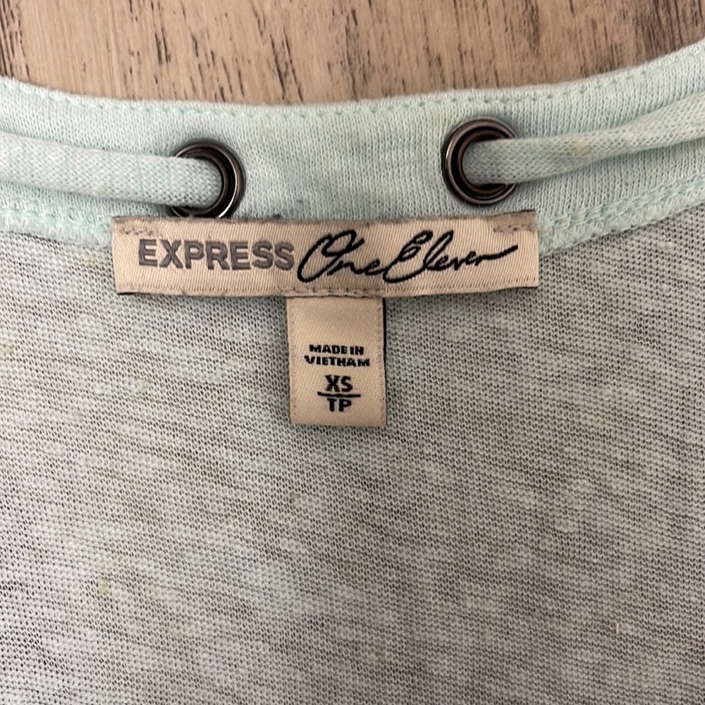 Express V-neck Tank - Picture 4 of 4